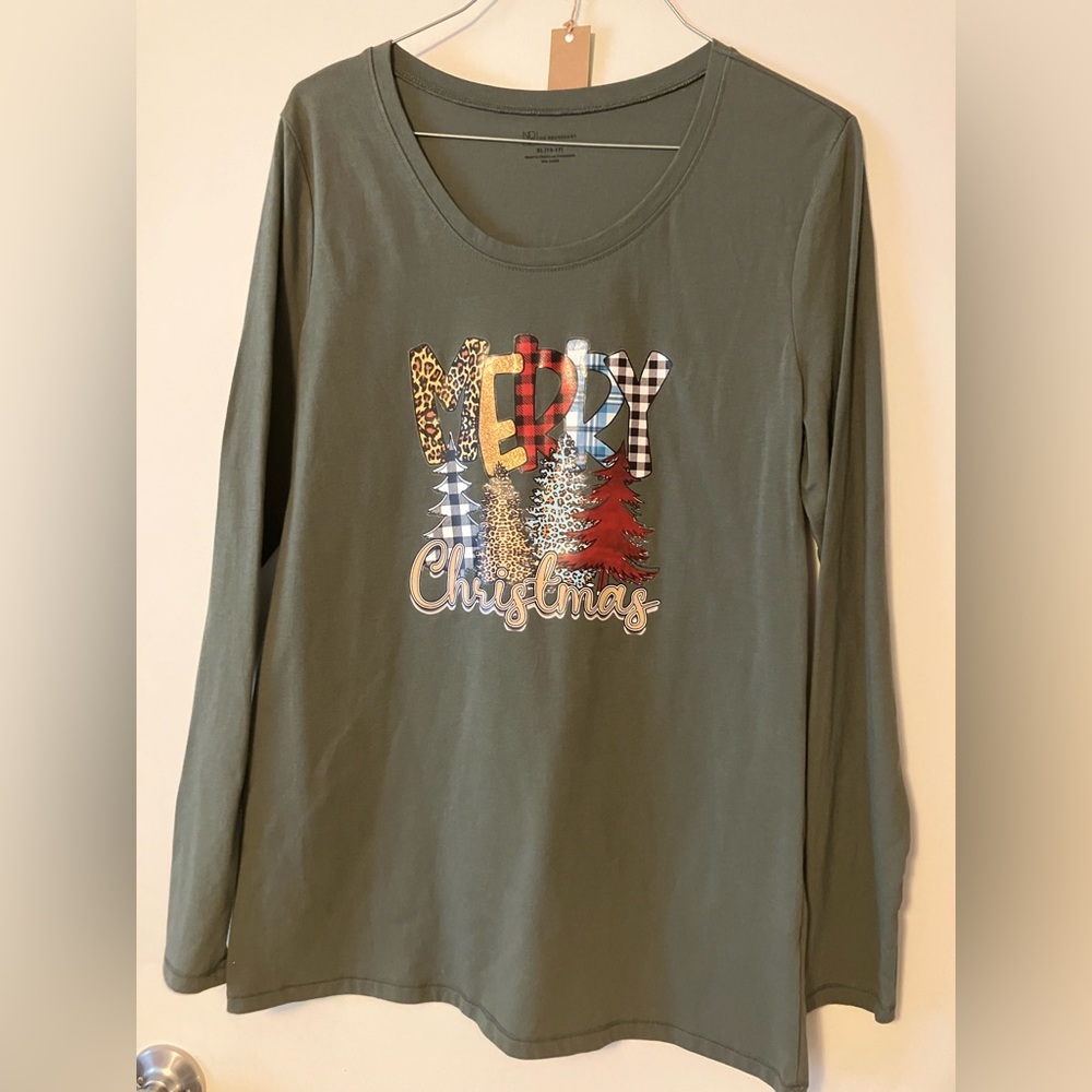 Women’s Green Merry Christmas Long Sleeve Shirt